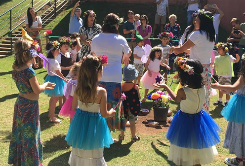 Celebração em comunidade com crianças e famílias